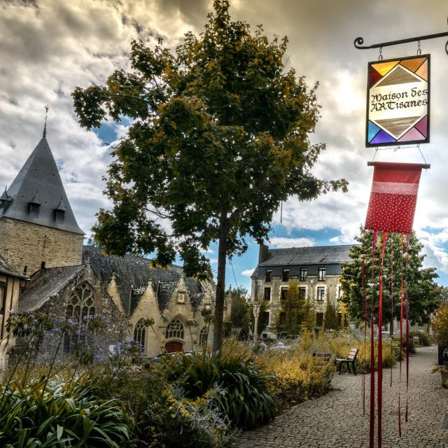 maison-des-artisanes-et-eglise-rochefort-en-terre.jpg