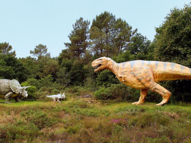 parc-de-prehistoire-t-rex-et-triceratops-web.jpg