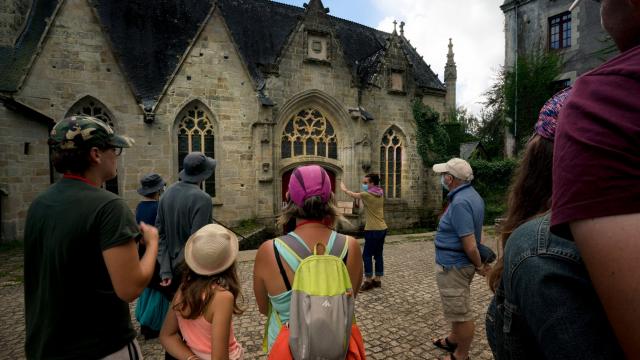 visite-guidee-rochefort-en-terre-devant-eglise.jpg