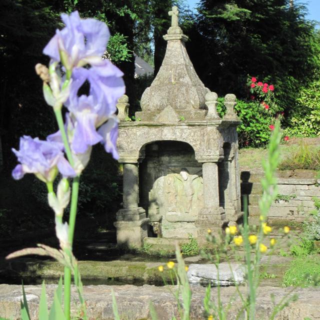 fontaine-du-saint-la-vraie-croix.jpg