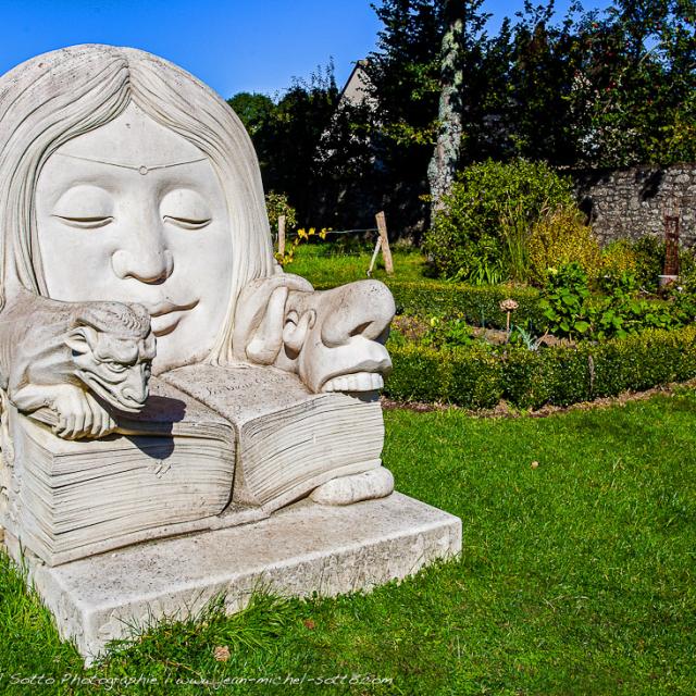 Sculpture d'inspiration médiévale représentant un trône dans le jardin de curé de La Vraie Croix, Morbihan, Bretagne, France