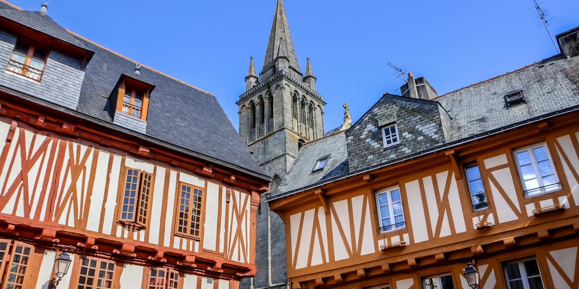 Place Henri IV avec au fond la cathédrale Saint-Pierre - Vannes