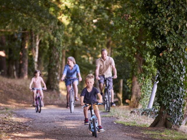 Balade à vélo en famille site du Moulin Neuf