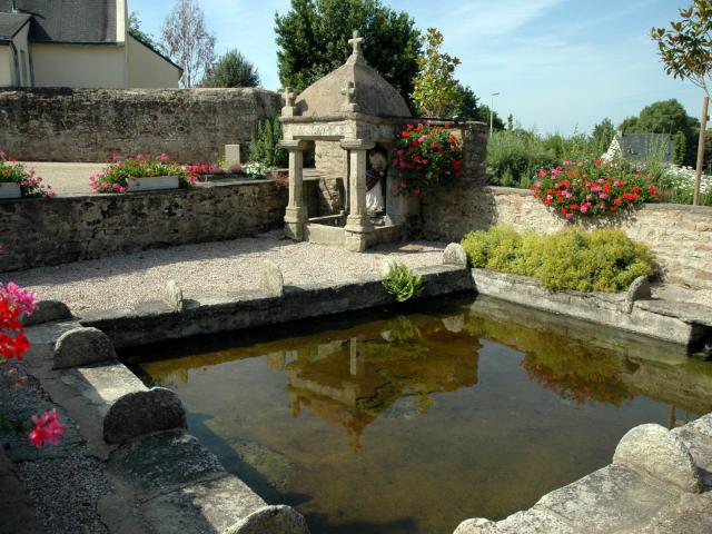 Fontaine Et Lavoir St Pierre Caden