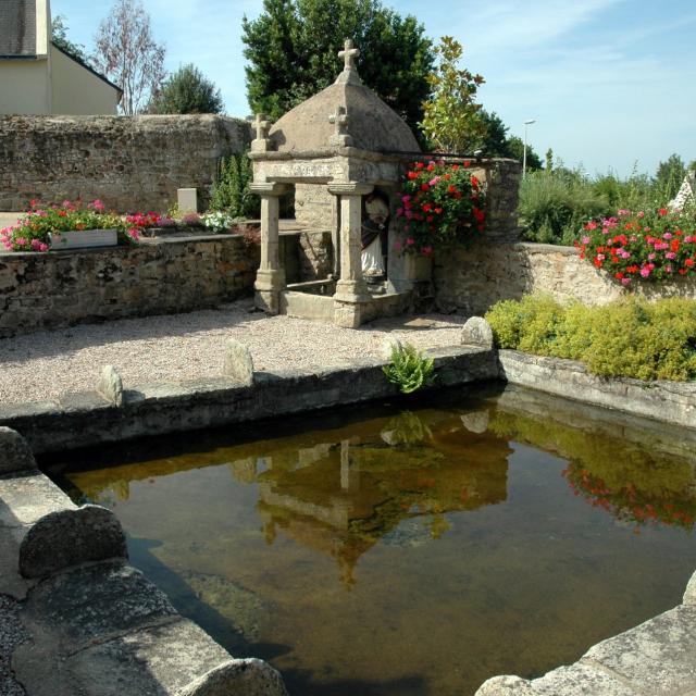 Fontaine Et Lavoir St Pierre Caden