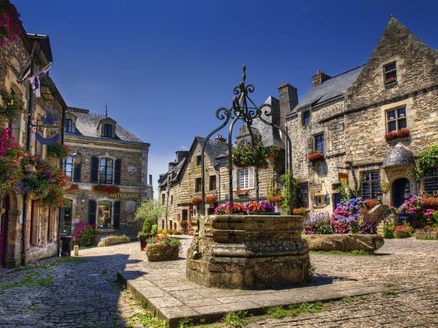 place-du-puits-rochefort-en-terre.jpg