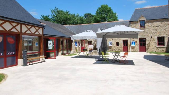 La Cour Du Centre Culturel Les Digitales Caden