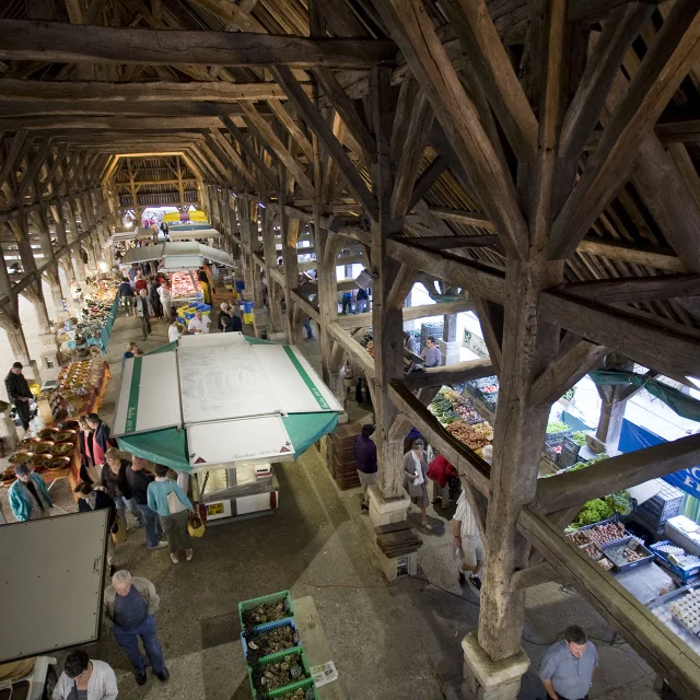 Marché de Questembert sous les Halles