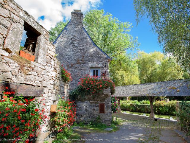 Le lavoir communal du XVIème siècle, alimenté par le ruisseau le Candré à Rochefort-en-Terre.
