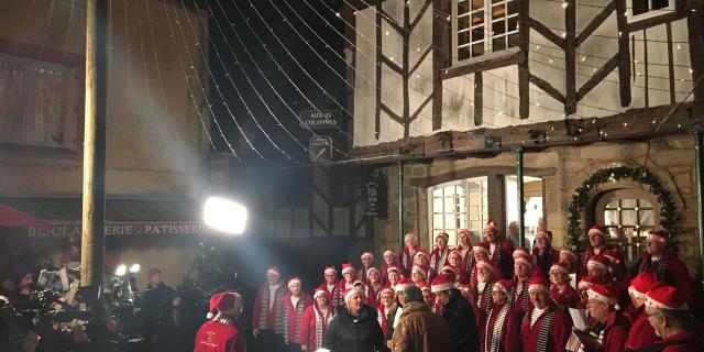 merveilleux-village-de-noel-rochefort-en-terre-tf1-5.jpg