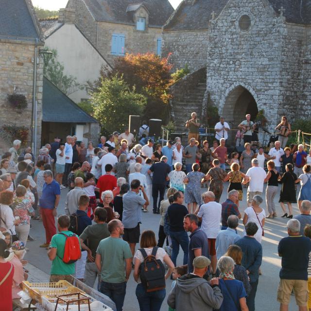 Fest-Noz-La-Vraie-Croix.jpg