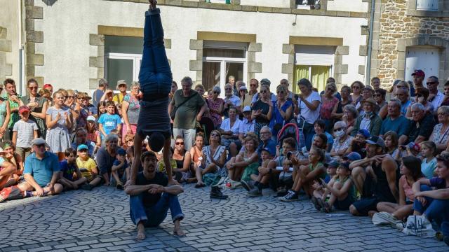 Inopiné Festival Questembert - La Cie Presque Siamoises