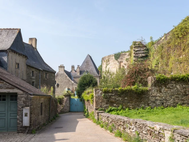 Remparts Chateau Rochefort En Terre A Gui 1