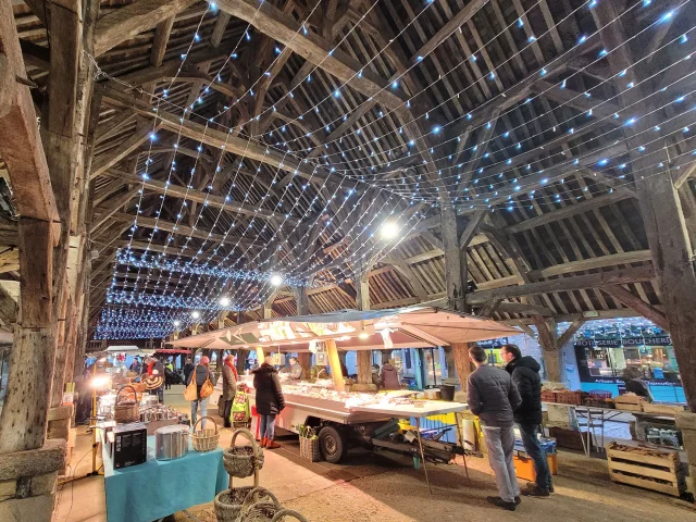 Marché sous les Halles illuminées de Questembert