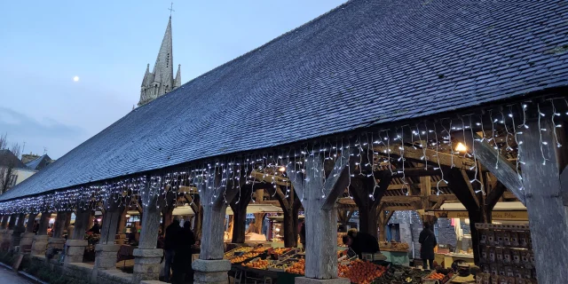 Marché de Questembert sous les Halles illuminées