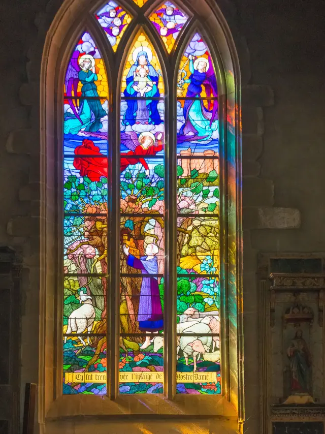Vitrail église de Rochefort-en-Terre avec la bergère